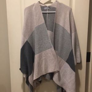 Brigitte Bailey Sweater Poncho wrap Cape closed buttons on sleeves open front OS